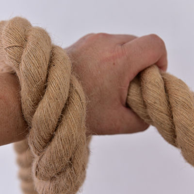 6 mm-60 mm Κίτρινο γιούτα 3 ίνες Τριχόπλεγμα σχοινί που εφαρμόζεται σε διακόσμηση ή σχοινί αλιείας στη θάλασσα